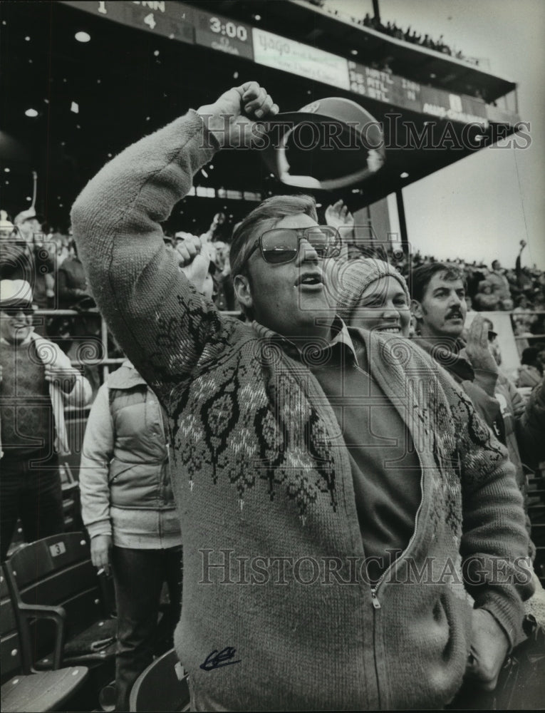 1982 Press Photo Jon Shudlick Waves Brewers&#39; Cap at Milwaukee Brewers Game- Historic Images