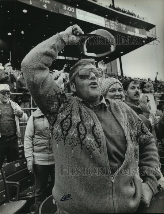 1982 Press Photo Jon Shudlick Waves Brewers' Cap at Milwaukee Brewers Game- Historic Images