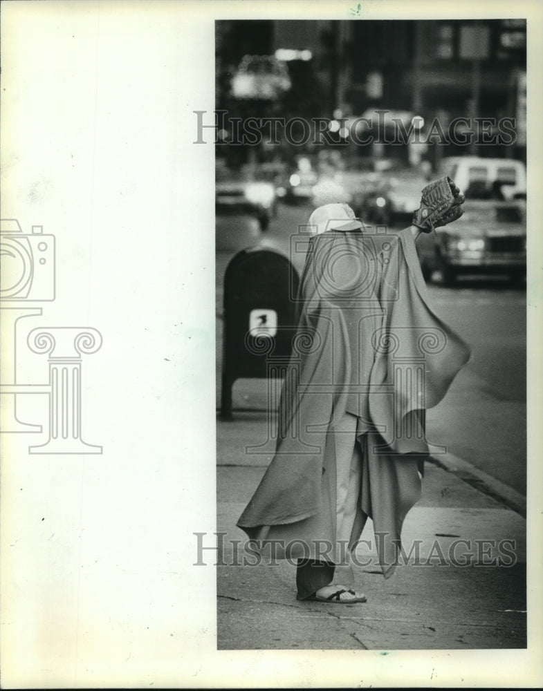 1982 Press Photo Marquette University Student Kim Gulseth Waves in Celebration- Historic Images