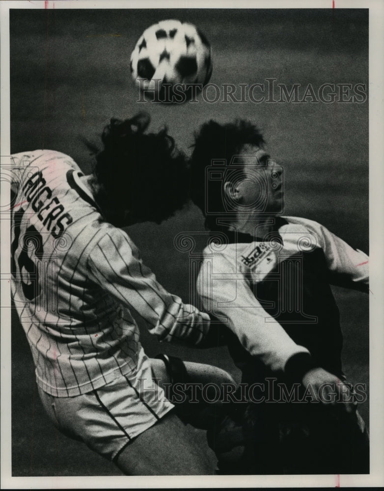 1989 Press Photo Chicago Power&#39;s Soccer Player Batata Battles Milwaukee&#39;s Rogers- Historic Images