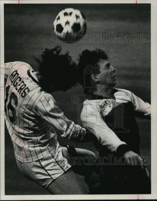 1989 Press Photo Chicago Power's Soccer Player Batata Battles Milwaukee's Rogers- Historic Images
