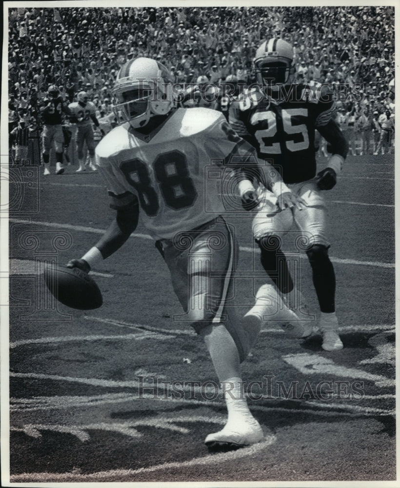 1992 Press Photo Mark Carrier beats GBP football&#39;s Vinnie Clark to a touchdown- Historic Images