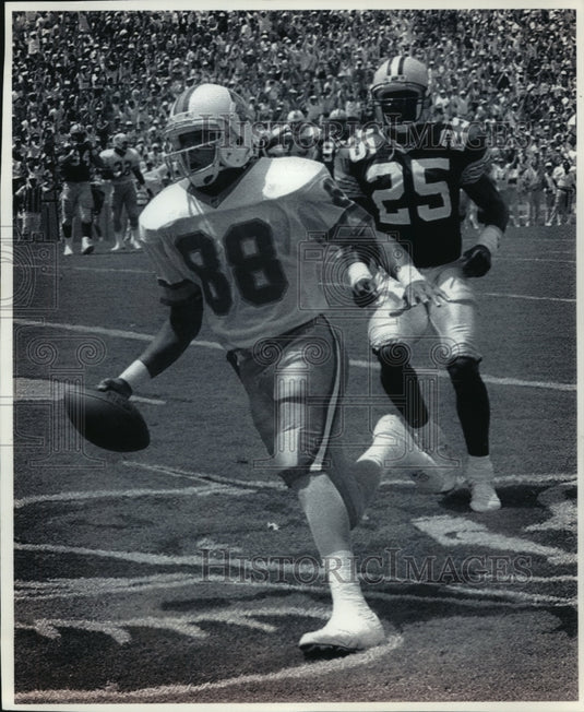 1992 Press Photo Mark Carrier beats GBP football's Vinnie Clark to a touchdown- Historic Images