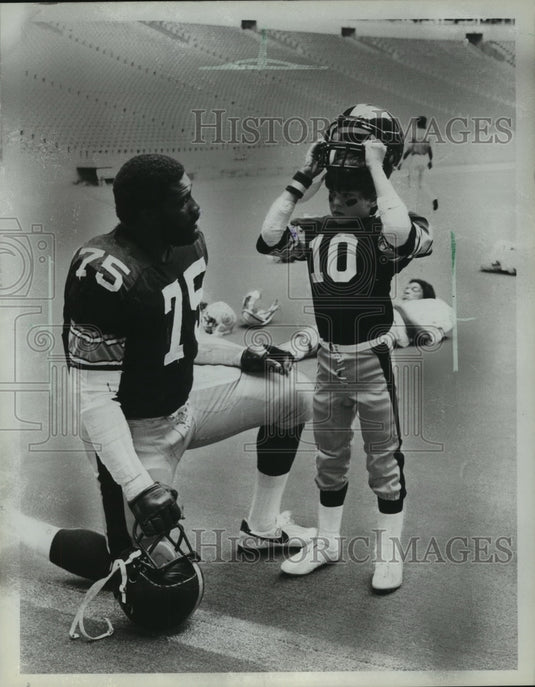 1981 Press Photo Mean Joe Green with Henry Thomas (R) in NBC's special Sunday.- Historic Images