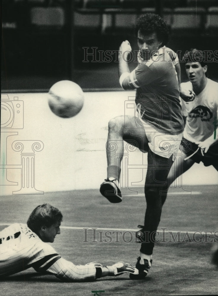 1985 Press Photo Soccer players Laurie Abrahams and Matt Clark - mjt10574- Historic Images