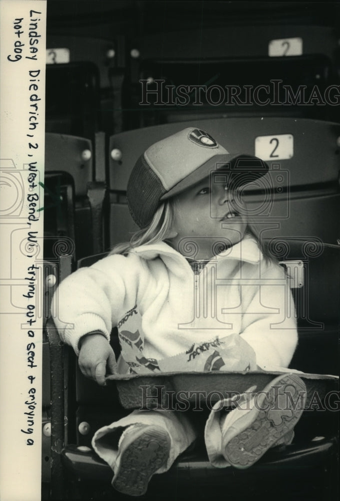 1987 Press Photo 2 year old Lindsay Diedrich watches Milwaukee Brewers game- Historic Images