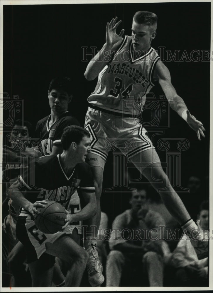 1991 Press Photo Marquette Jim McIlvaine over Evansville&#39;s Reid, Bradley Center.- Historic Images