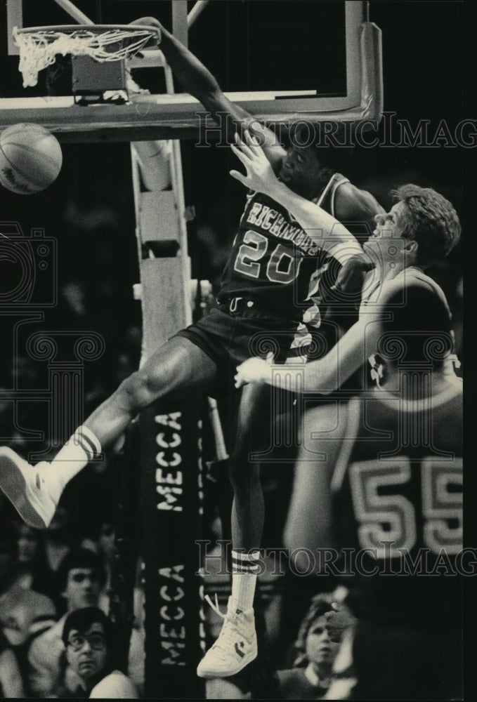 1986 Press Photo Marquette&#39;s Tom Copa couldn&#39;t stop RIchmond&#39;s John Newman- Historic Images