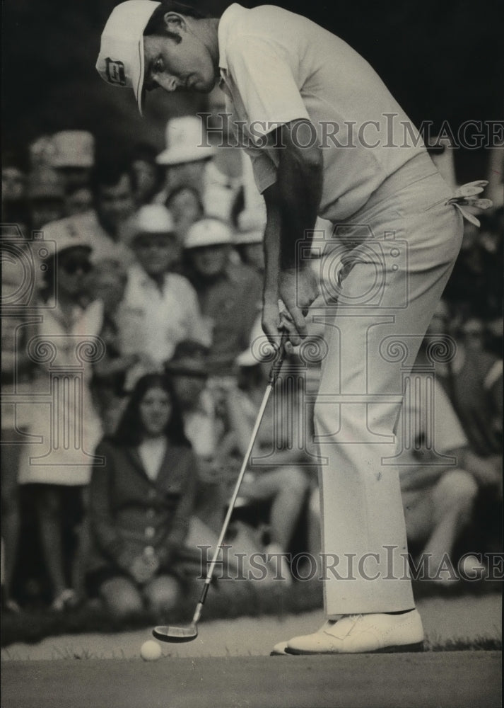 1975 Press Photo Golfer Lou Graham putted short on the 18th - mjt10592- Historic Images