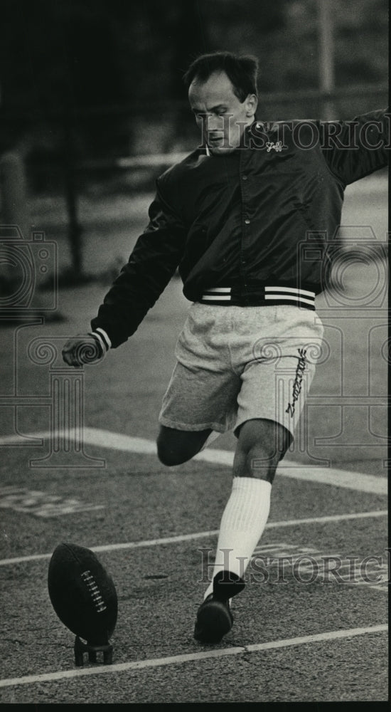 1988 Press Photo Jeff Murawski succeeded at a 55 yard goal kick - mjt10594- Historic Images