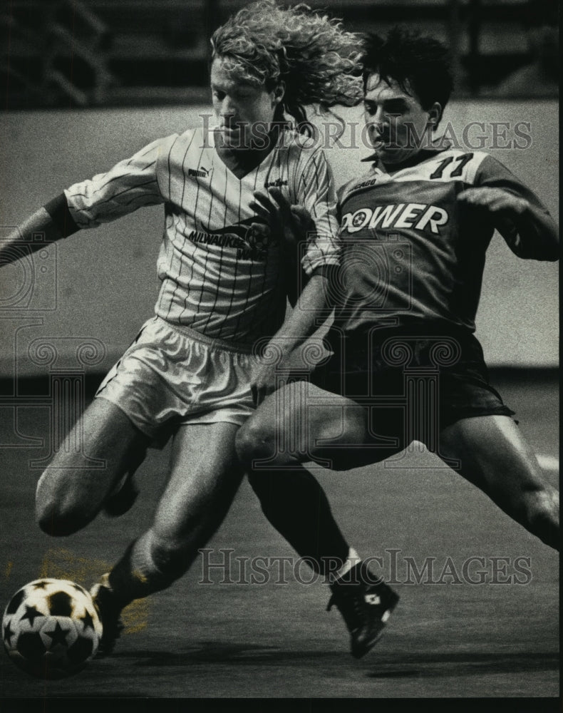 1990 Press Photo Milwaukee Wave battles against Chicago Power at Bradley Center.- Historic Images