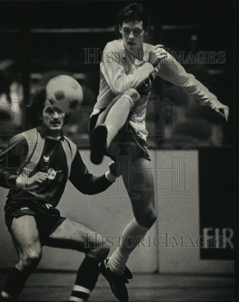 1986 Press Photo Chance Fry of Milwaukee Wave kick ball away from Memphis Storm.- Historic Images