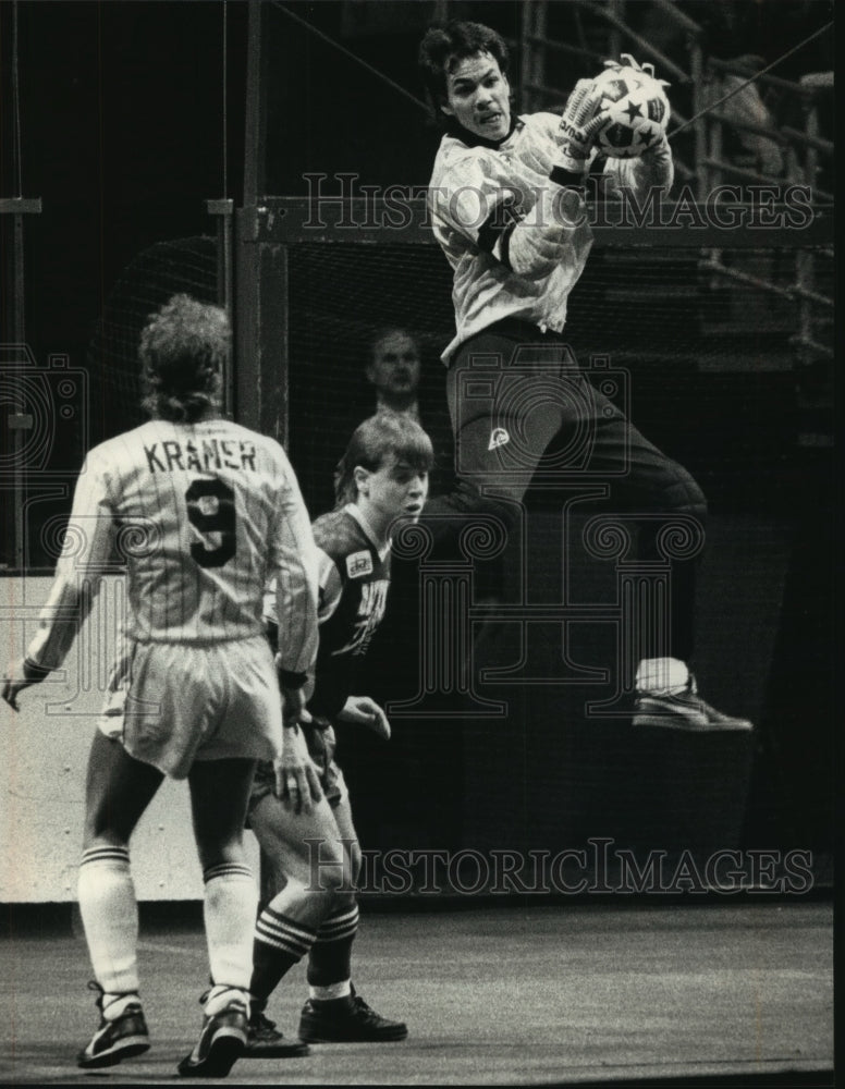 1990 Press Photo Dayton goalie Carlos Pena blocked a shot in the Wave&#39;s victory.- Historic Images