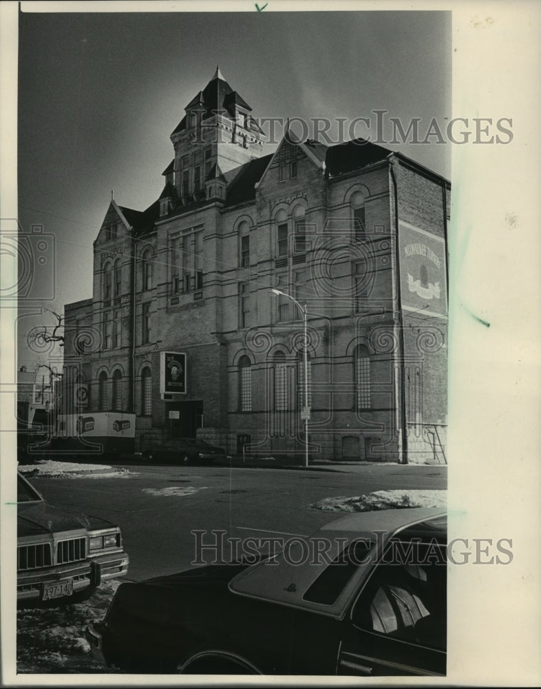 1986 Press Photo Architect Henry Koch&#39;s Turner Hall faces possible demolition.- Historic Images