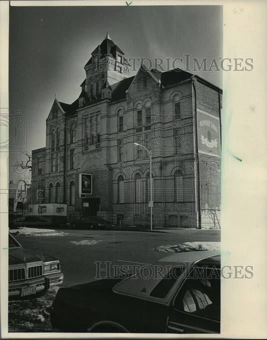1986 Press Photo Architect Henry Koch's Turner Hall faces possible demolition.- Historic Images