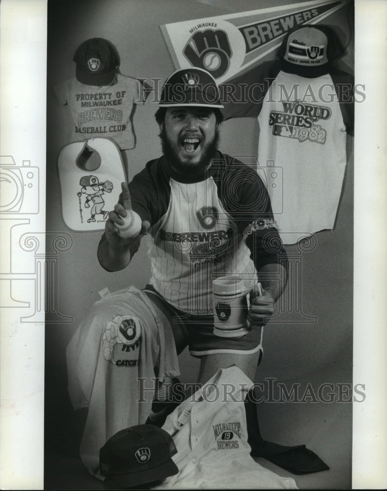 1982 Press Photo A Brewer fan caught up in spirit of American League playoffs.- Historic Images