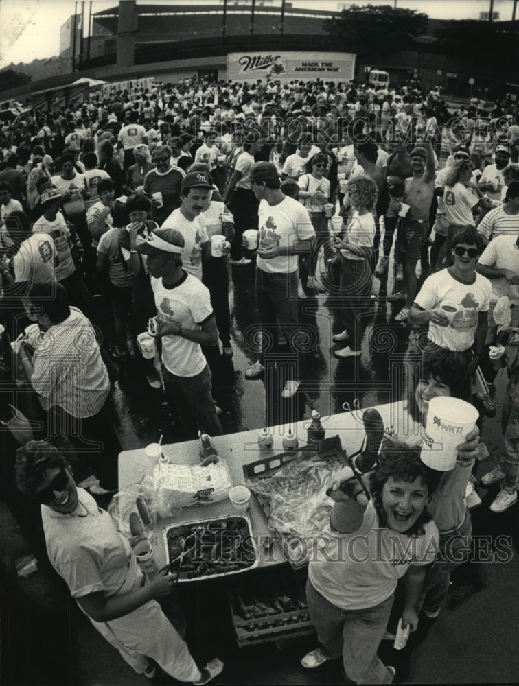 1986 Press Photo Tailgate party before Brewers game is part of sporting events.- Historic Images