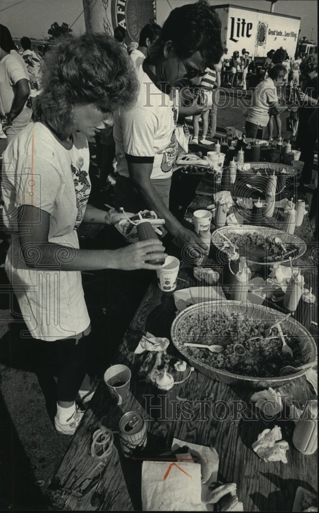 1987 Press Photo &quot;World&#39;s Largest Tailgate Party&quot; event before Brewers game.- Historic Images