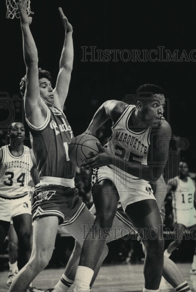 1986 Press Photo Marquette&#39;s David Boone is Defended by Wisconsin&#39;s Heineman- Historic Images
