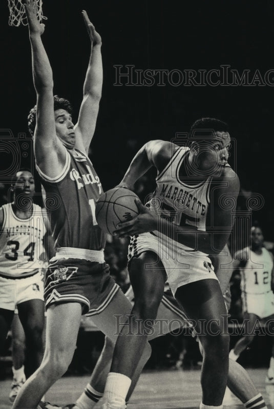 1986 Press Photo Marquette's David Boone is Defended by Wisconsin's Heineman- Historic Images