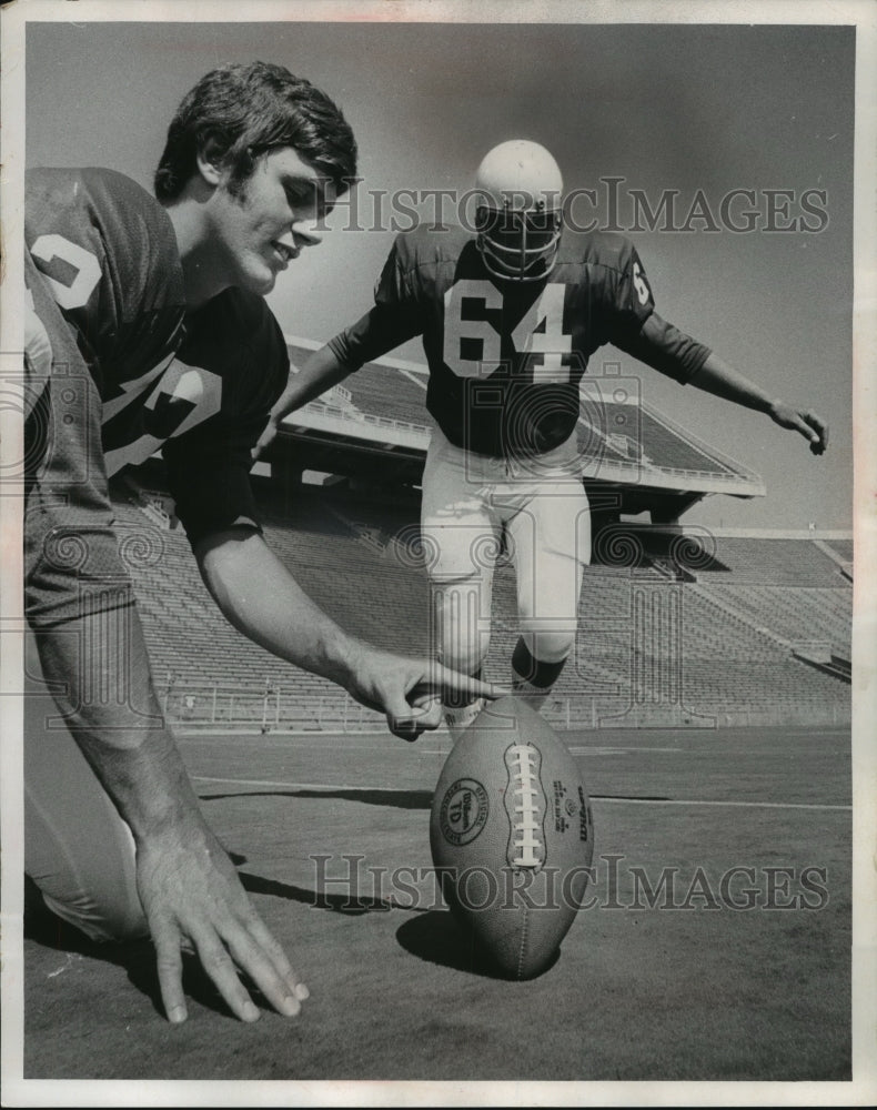 1971 Press Photo Wisconsin&#39;s kicker Roger Jaeger and holder Neil Graff- Historic Images