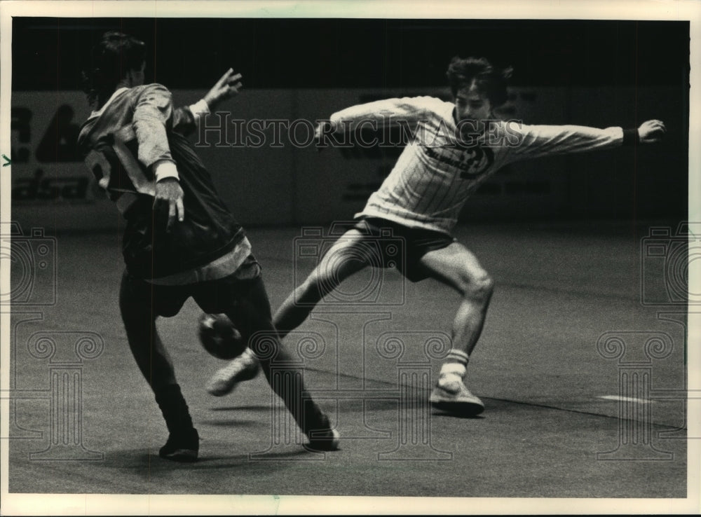 1987 Press Photo Chris Hellenkamp and Randy Pikuzinski battled in soccer- Historic Images