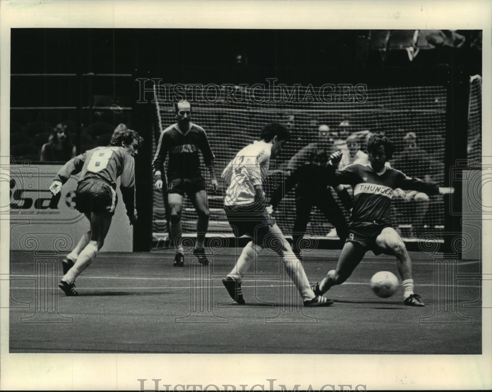 1984 Press Photo MIlwaukee Wave&#39;s Lito Zabala took a shot against Louisville- Historic Images