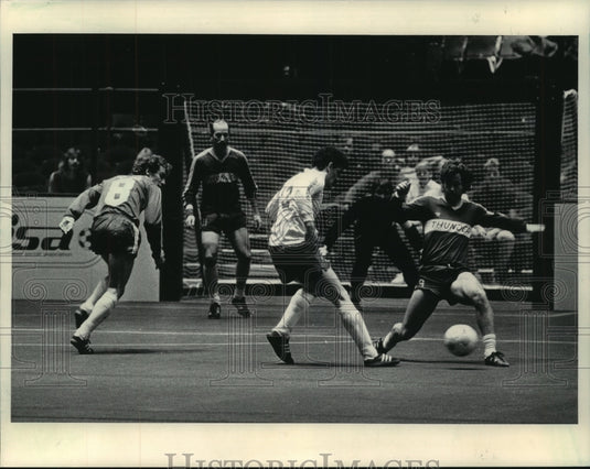 1984 Press Photo MIlwaukee Wave's Lito Zabala took a shot against Louisville- Historic Images