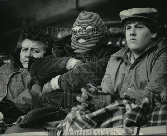 1985 Press Photo Val Lange, husband, son at Brewers, White Sox game, Milwaukee.- Historic Images