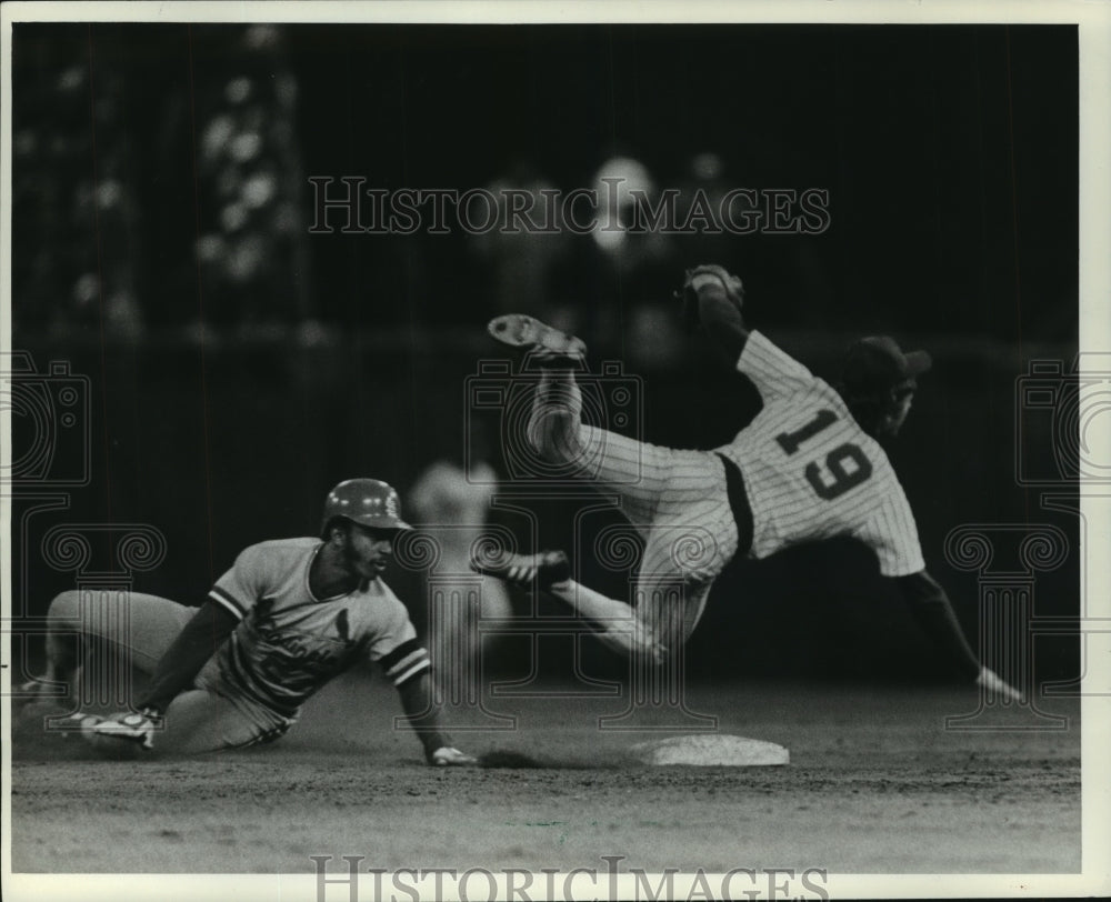 1982 Press Photo Robin Yount tosses ball to first to get out for St. Louis.- Historic Images