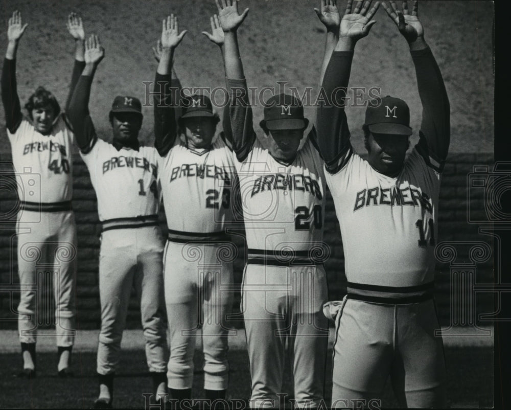 1970 Press Photo Milwaukee Brewers Practice Calisthenics in Yuma, Arizona- Historic Images