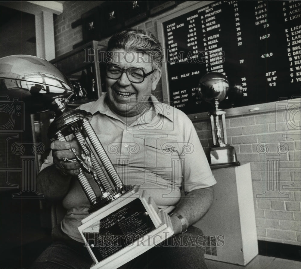 1981 Press Photo Ernie Mitchell Holds Fox Valley Tri-County Football Trophy- Historic Images