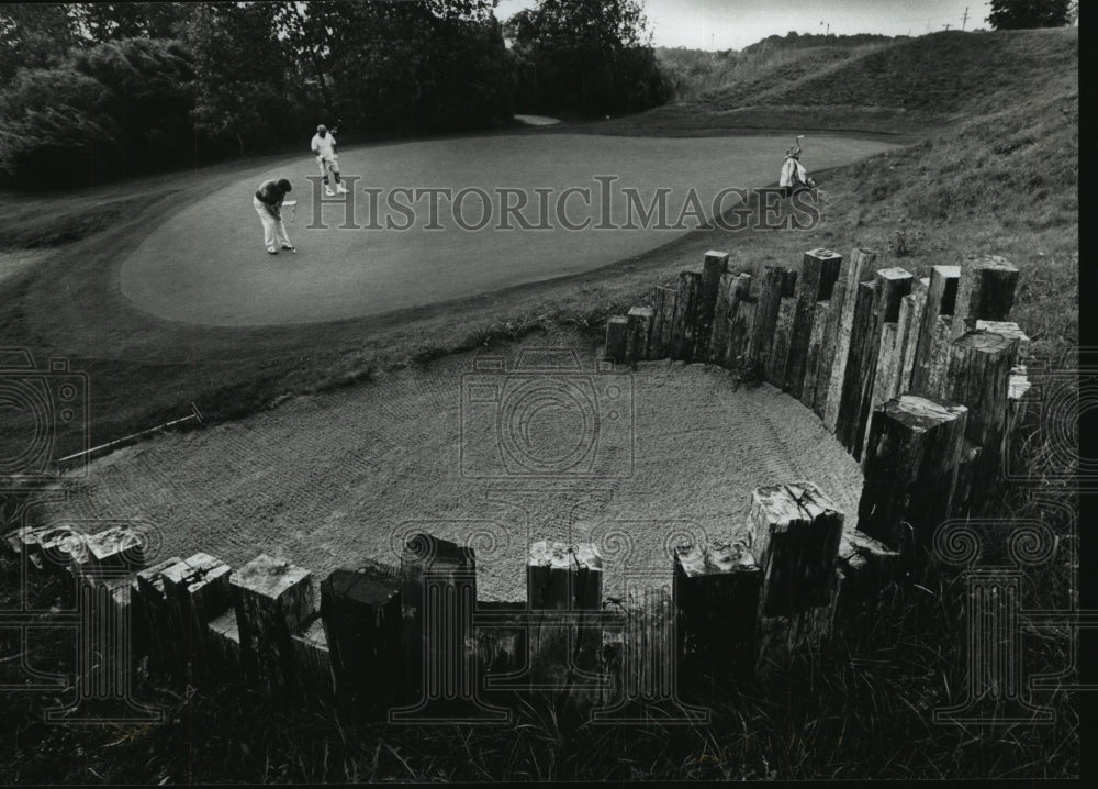 1989 Press Photo Roy Mercer (putting) and George Martin playing on Missing Links- Historic Images