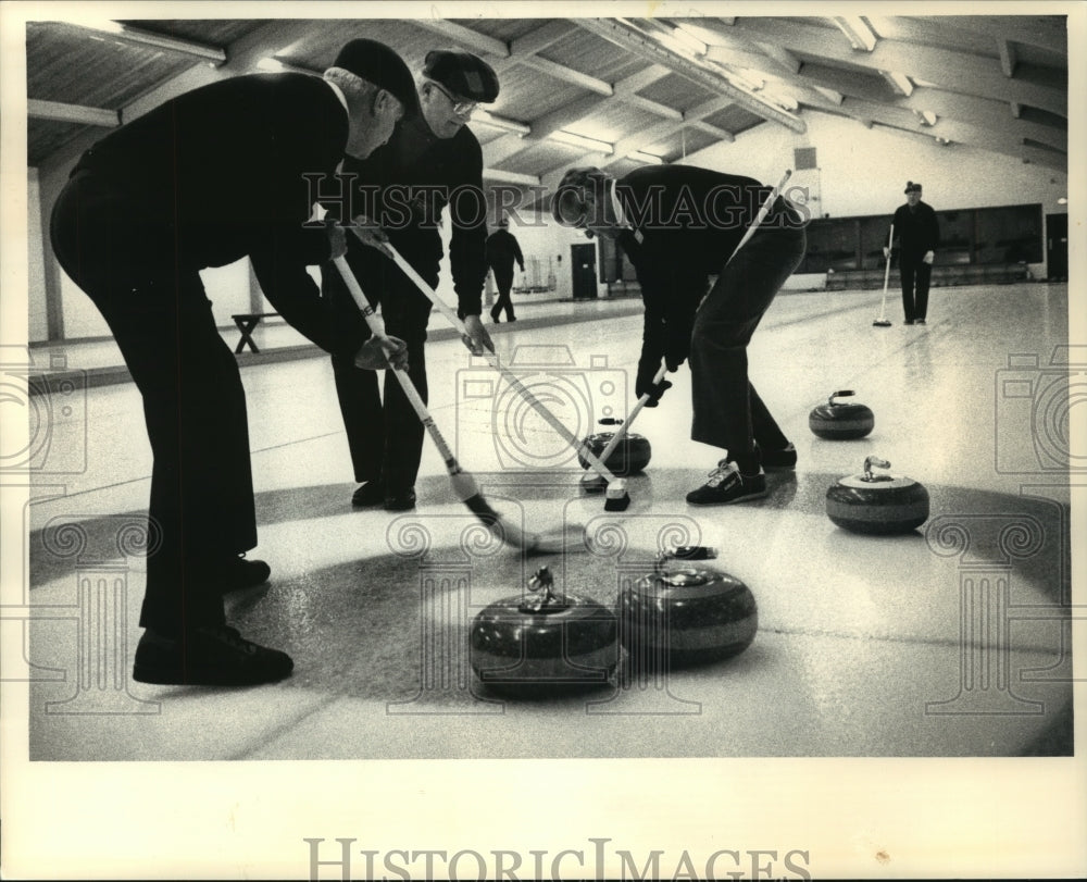 1987 Press Photo Members of the Milwaukee Curling Club practicing. - mjt10803- Historic Images