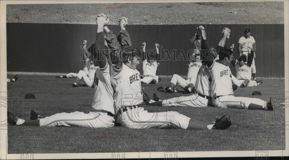 1971 Press Photo Milwaukee Brewers stretch in practice - mjt10806- Historic Images