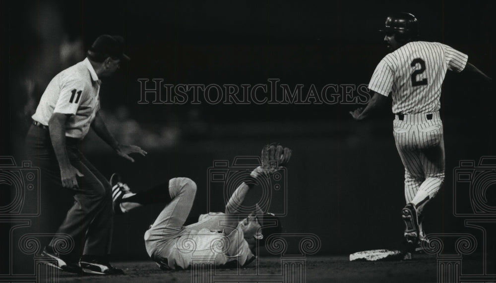 1990 Press Photo Ozzie Guillen shortstop tagging out Brewer, Diaz, Umpire call.- Historic Images