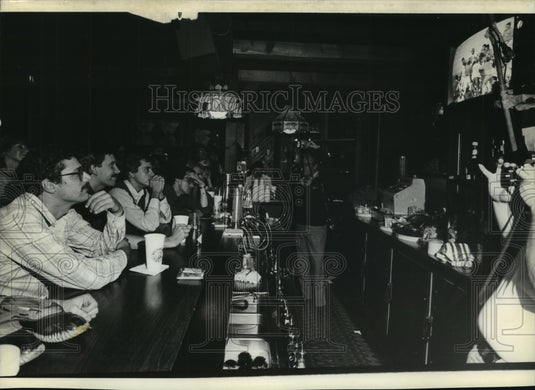 1982 Press Photo Dejected Milwaukee Brewers fans Watch World Series at Goolsby's- Historic Images