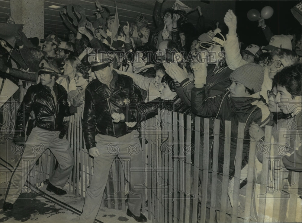 1982 Press Photo Sheriff deputies hold back Brewers fans, World Series Milwaukee- Historic Images