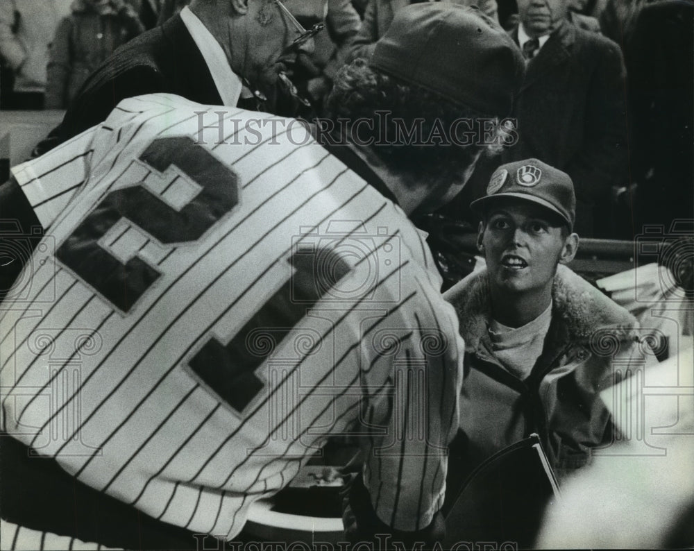 1982 Press Photo Milwaukee Pitcher Don Sutton Greets Brewer Fan Bob Bartholf- Historic Images