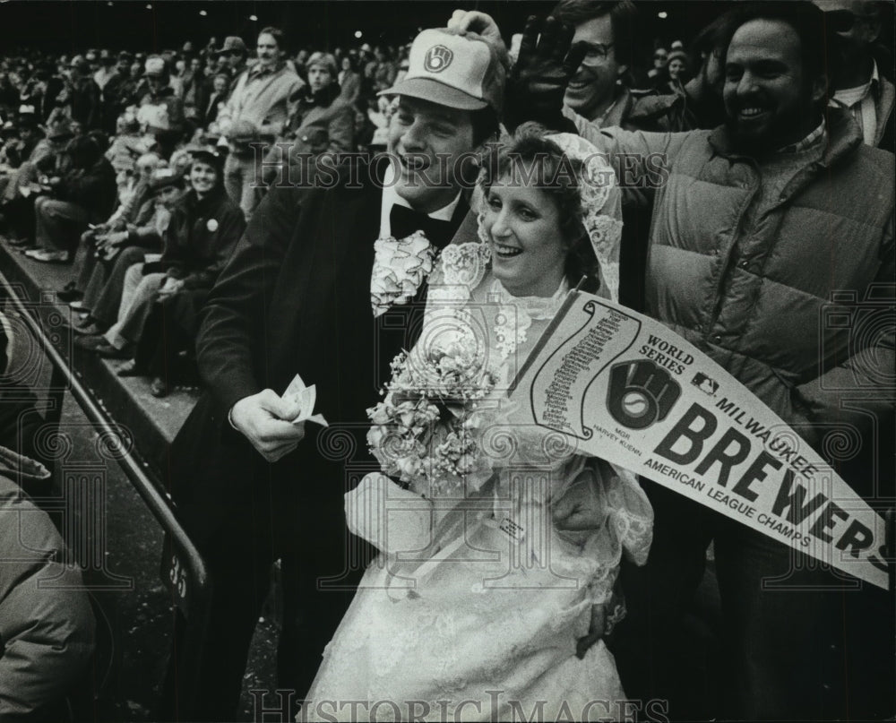 1982 Press Photo Phil &amp; Cindy Bozich celebrate at Brewers&#39; World Series game- Historic Images