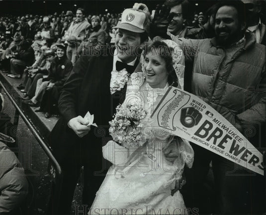 1982 Press Photo Phil & Cindy Bozich celebrate at Brewers' World Series game- Historic Images