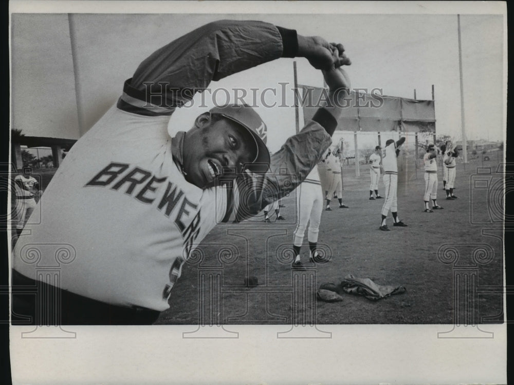 1973 Press Photo Milwaukee Brewer George Scott warms up at spring training- Historic Images
