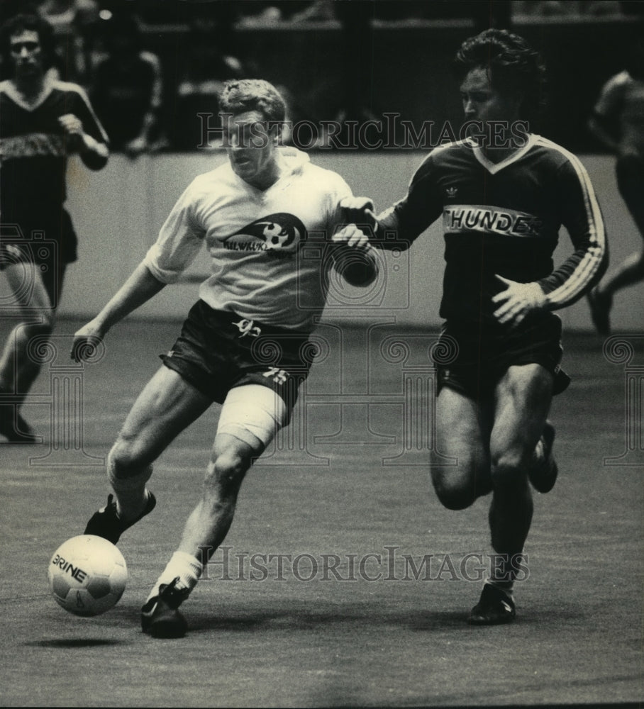 1985 Press Photo Louisville&#39;s Jim Gabarra chased Wave&#39;s Steve Swanson, soccer- Historic Images