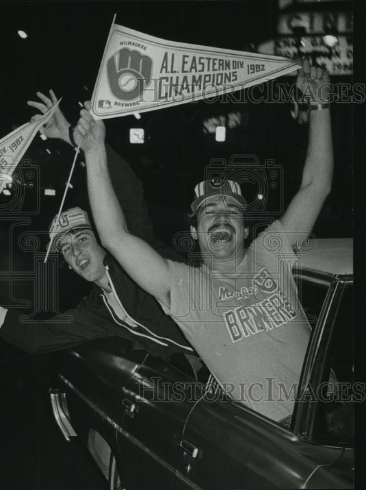 1982 Press Photo Fans celebrate 1982 Brewer's championship - mjt10889- Historic Images