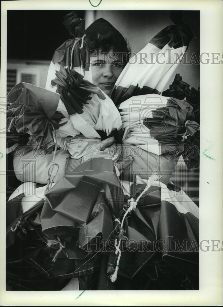 1982 Press Photo Cathryn Sontag gathers buntings during baseball&#39;s World Series- Historic Images