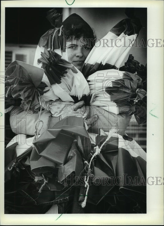 1982 Press Photo Cathryn Sontag gathers buntings during baseball's World Series- Historic Images