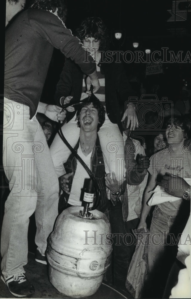 1982 Press Photo Brewers baseball fans on back of truck during the World Series- Historic Images