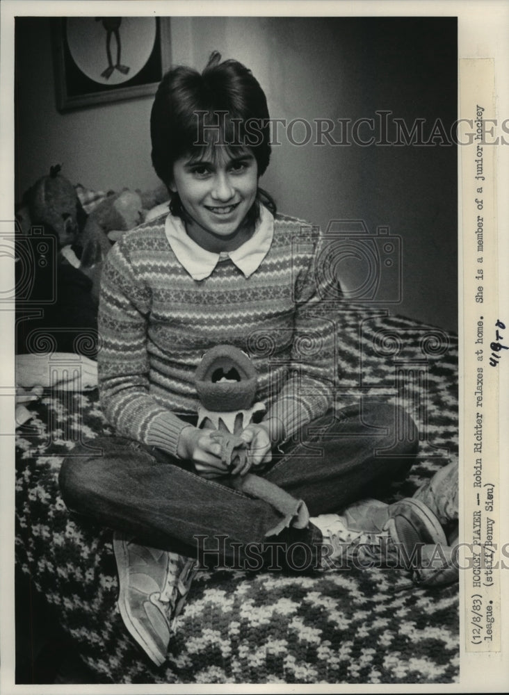 1983 Press Photo Hockey Player Robin Richter Relaxes at Home with Stuffed Pet- Historic Images