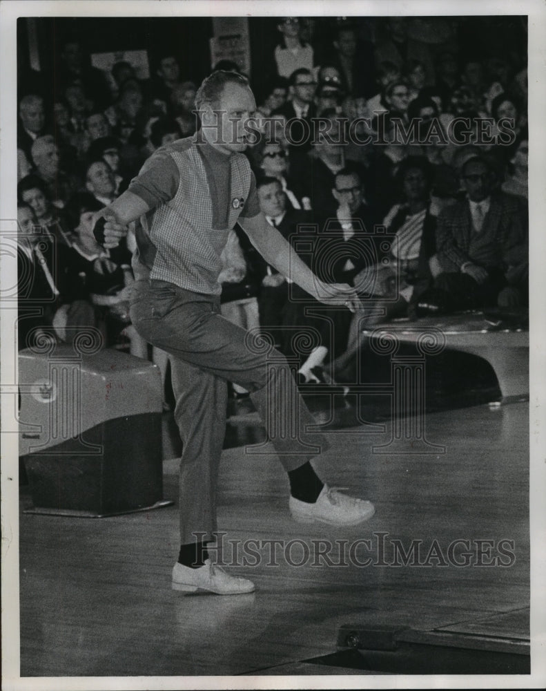 1968 Press Photo Bowler John Guenther in final Miller open action displays form- Historic Images