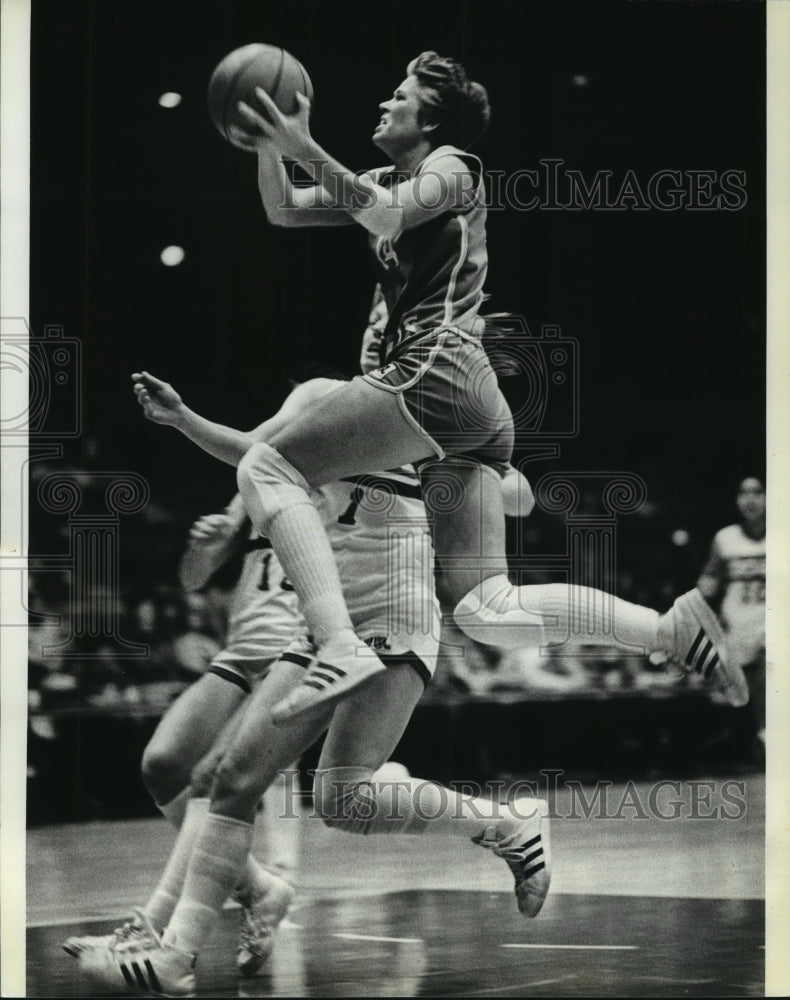 1980 Press Photo Ann Meyers, Gems, goes for layup, Does fight to stop, Milwaukee- Historic Images